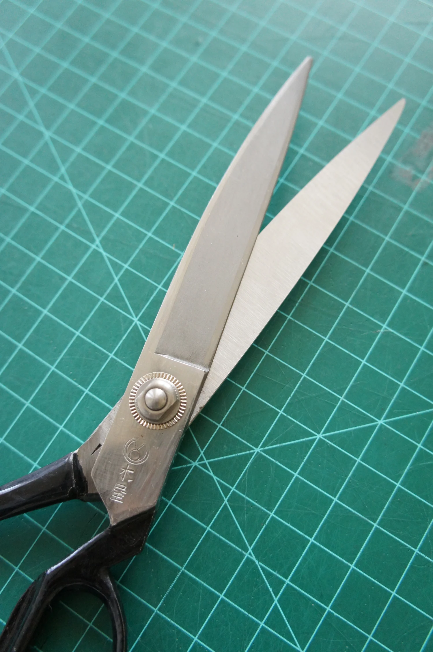 Kiya Tachibasami Japanese Fabric Shears - Image 4