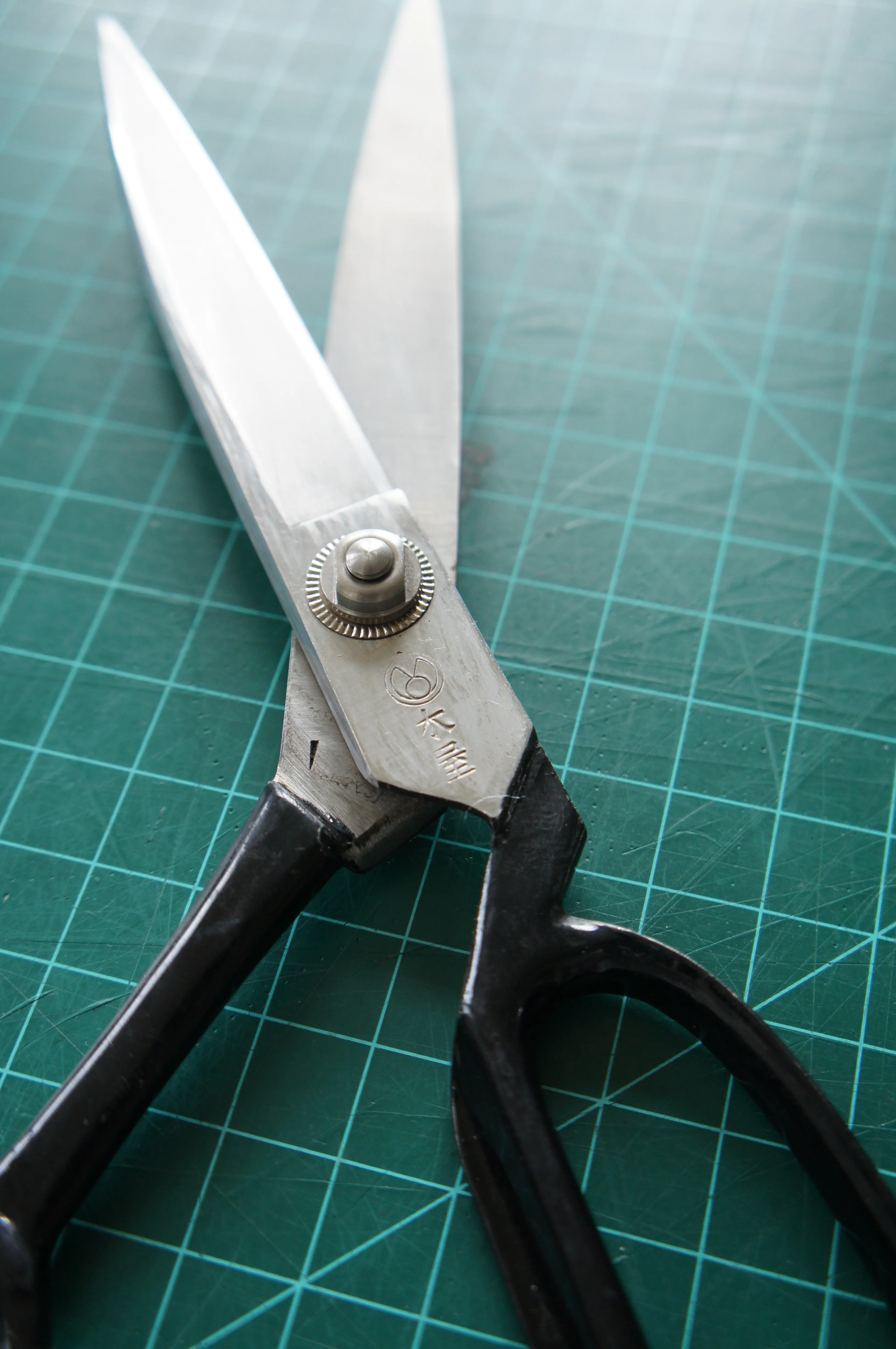 Kiya Tachibasami Japanese Fabric Shears - Image 5